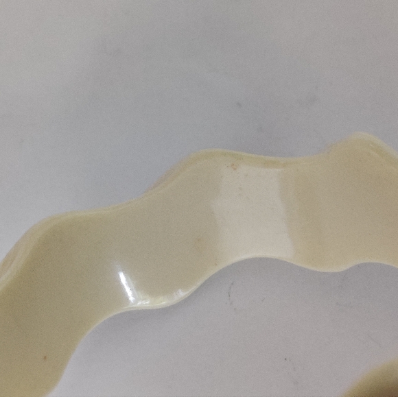 Vintage MOD Faux Ivory Lucite Bracelet - Picture 4 of 10